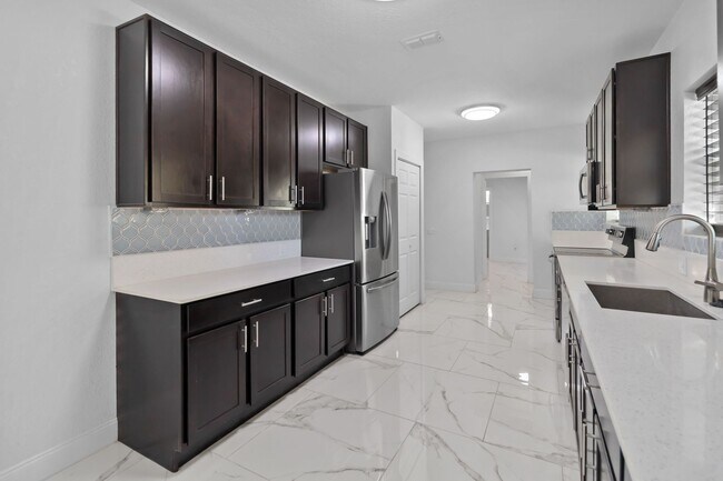 Building Photo - 4/3 Lakefront Home for Rent – 1 Acre – Near College Park & Downtown Orlando