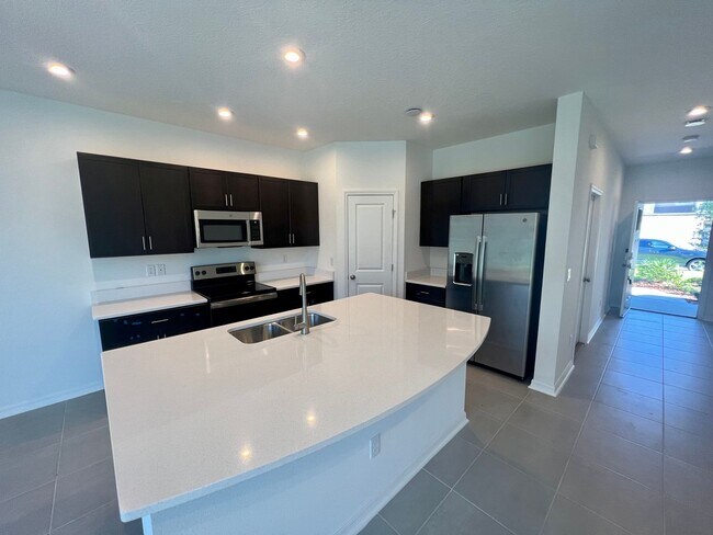 Building Photo - Beautiful 3 bedroom 2.5 bath Townhome!