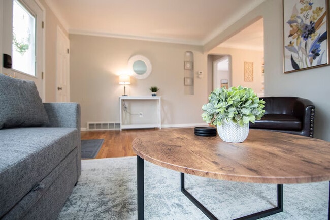 Building Photo - 7046 Greenleaf Ave