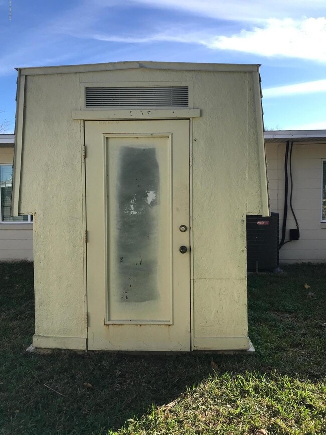 Building Photo - 132 W Suwannee Ln