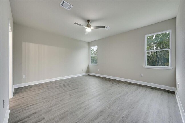 Building Photo - New Lago Vista Duplex