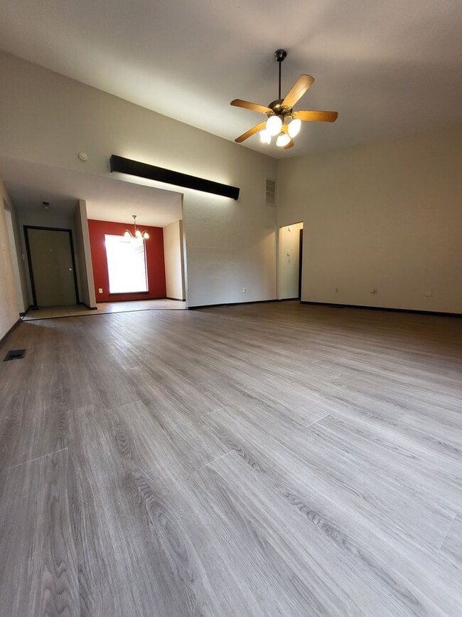 Building Photo - (3) Bed/(2) Bath in West Norman!