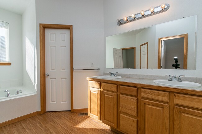 Building Photo - Wonderful ranch style brick home!