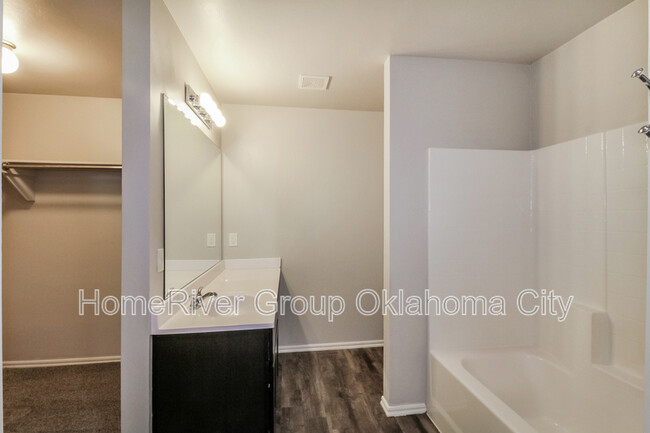 Building Photo - 2025 Bosc Dr