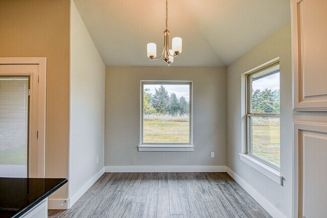 Building Photo - 1016 E Jackrabbit Ln
