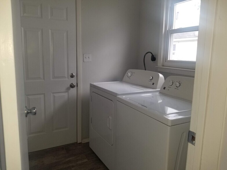 Laundry Room - 456 Lincoln Blvd