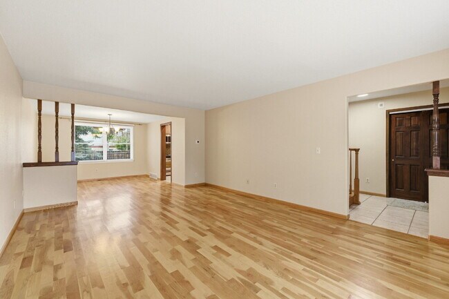 Building Photo - Single-Family Home in Near-Perfect Condition | 931 square foot 3-Car Garage!! | Covered Patio | L...