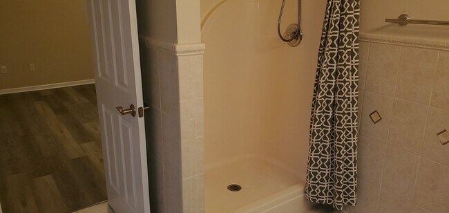 Building Photo - 3 bd, 2 ba house in SW Katy Lake Estates subdivision, fenced, w/d included, corner lot