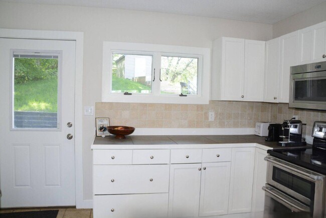 Building Photo - 4887 Edgewater Dr