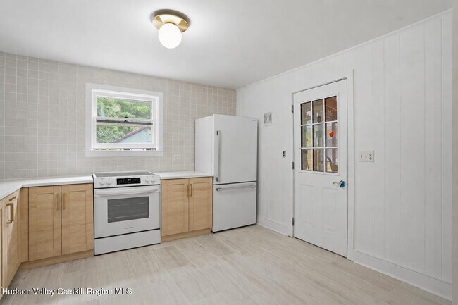 Building Photo - 872 NY-212