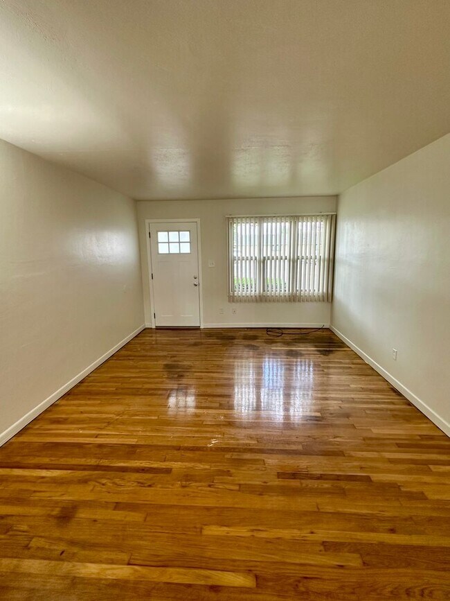 Building Photo - 1/2 Off 2nd Month's Rent
