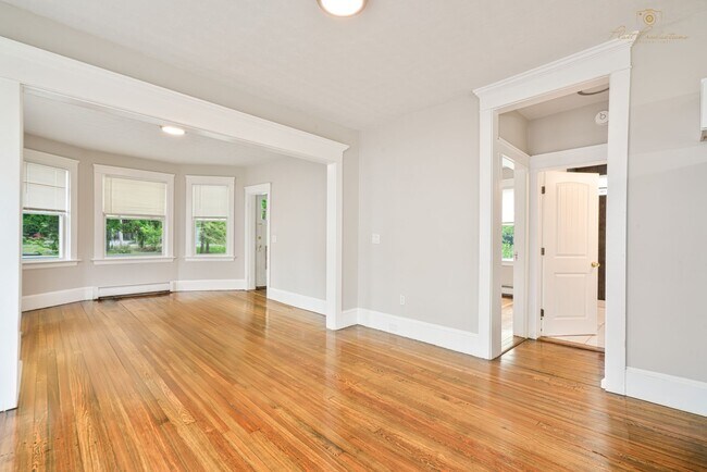 Building Photo - Completely renovated studio with all utils included AVAILABLE 6/1/2026