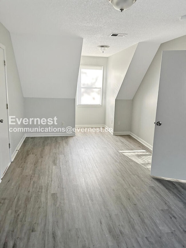 Building Photo - 2904 Pinetree St