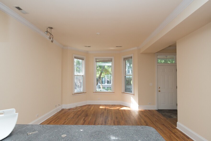 Building Photo - 1314 W Roscoe St