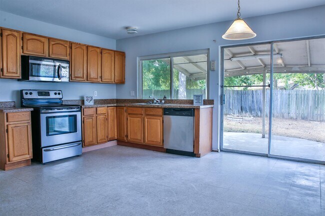 Building Photo - 9518 Millbrook Dr