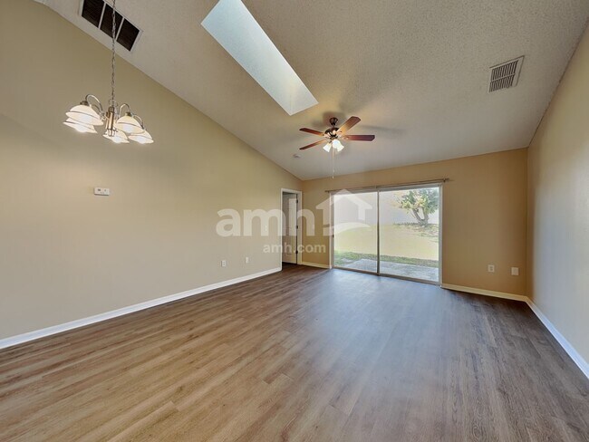 Building Photo - 214 Strada Dr