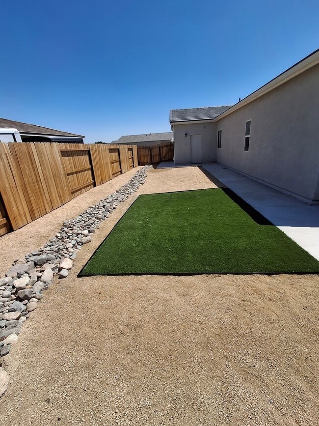 Building Photo - Newer 4 Bedroom Home, 3 car garage
