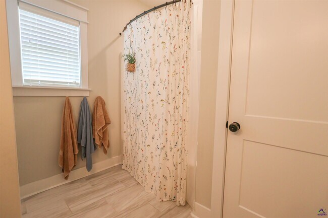 Building Photo - 410 Stonegate Trail
