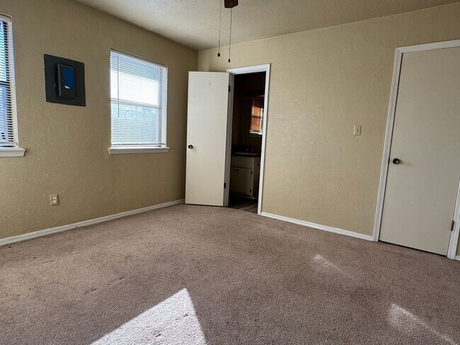 Building Photo - 2704 NW Friar Tuck Ln