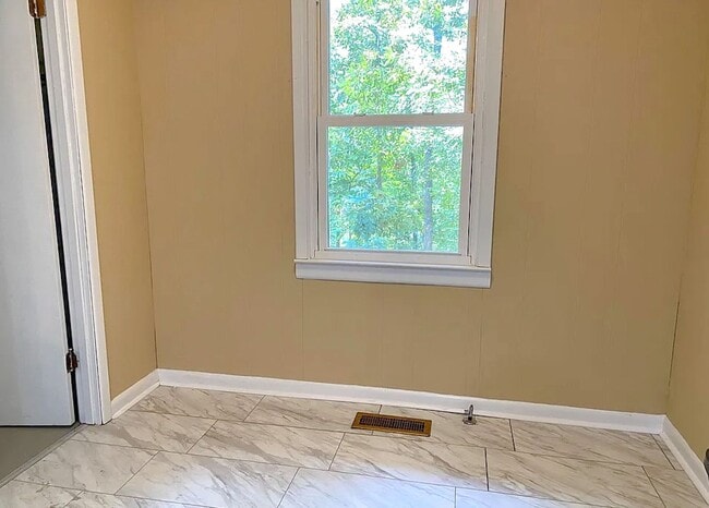 Building Photo - 3 Bed 2 Bath in Jville!