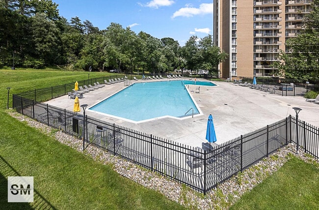 Building Photo - 6100 Westchester Park Dr