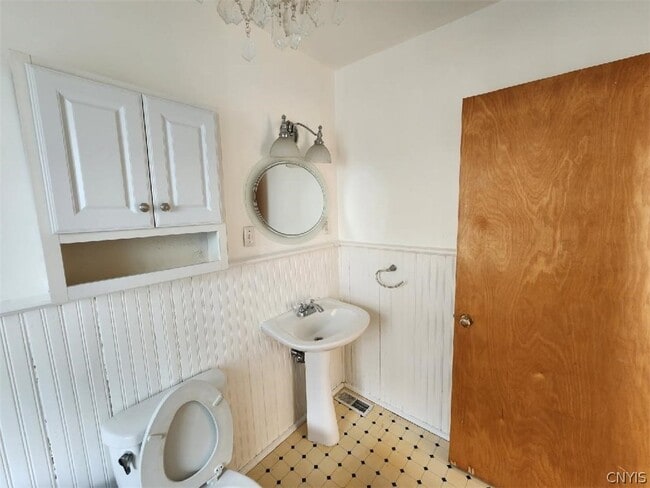 Building Photo - 621 Academy St