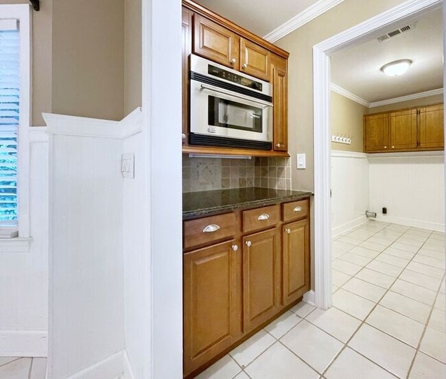 Building Photo - 811 Mitsy Ridge Dr