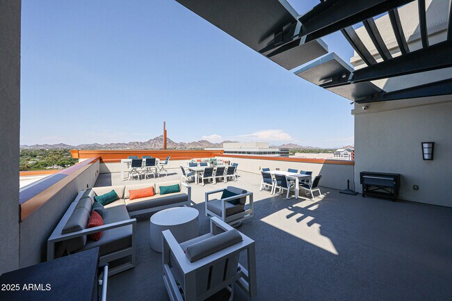 Building Photo - 2211 E Camelback Rd