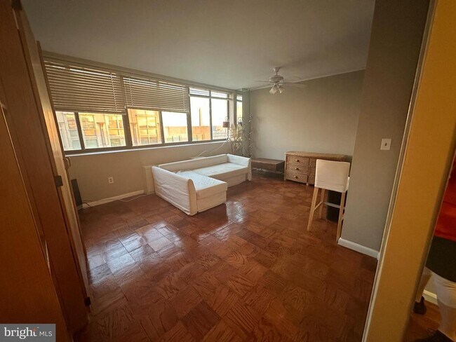 Building Photo - 522 21st St NW