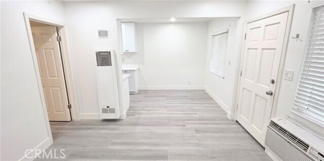 Building Photo - 10527 Western Ave