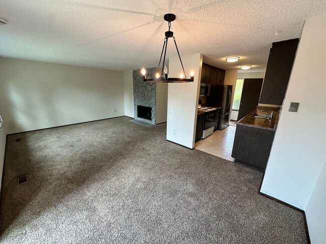 Building Photo - Beautiful well Maintained Duplex for rent