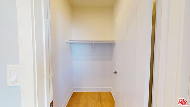 Building Photo - 146 1/2 Rosemont Ave