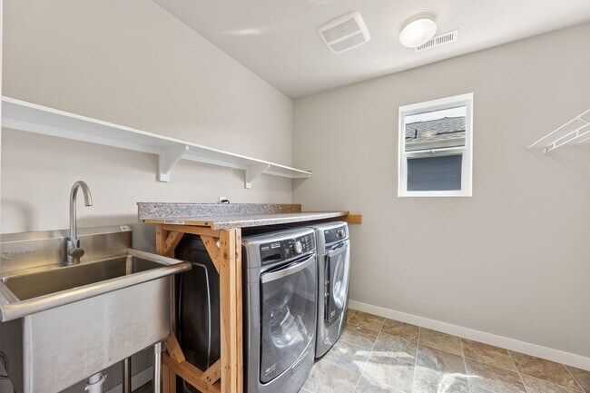 Building Photo - Perfect and Picturesque and Furnished!