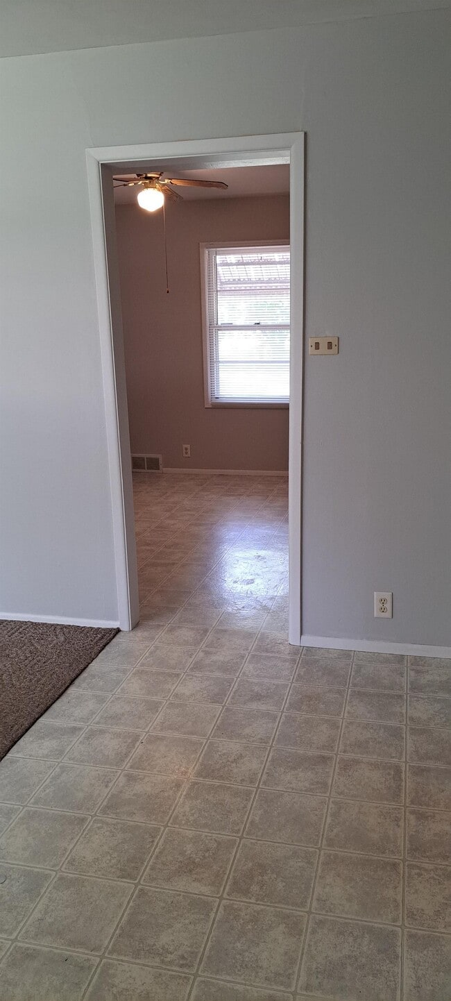 Building Photo - 1214 S Saxby Ave