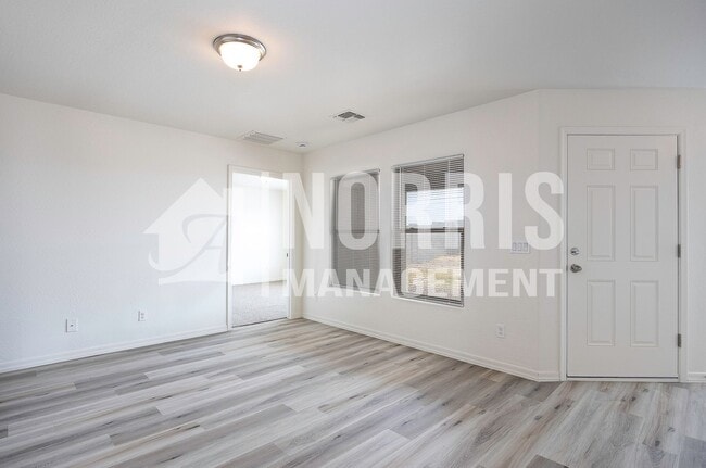 Building Photo - Beautiful Home, Perfect Location and Price