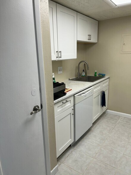 Building Photo - 8921 Blind Pass Rd