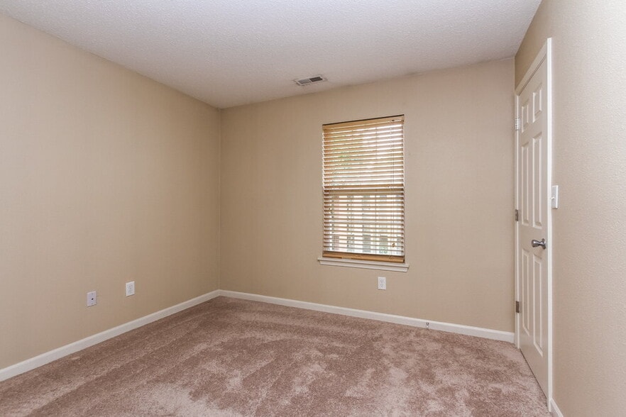 Building Photo - 15281 Ten Point Dr