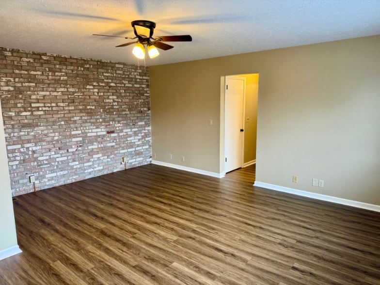 Primary Photo - 515 Monroe Ave