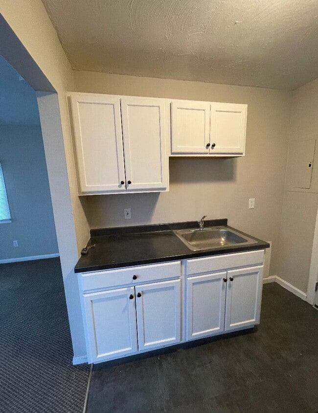 Building Photo - Studio Cottage For Rent ON W Erie - Huge Y...
