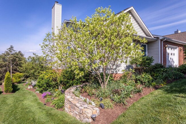 Building Photo - Spacious Duplex in Lake Terrace