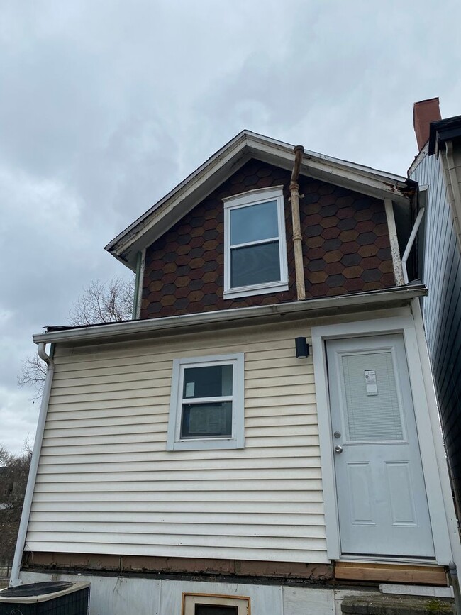 Building Photo - 4933 Yew St