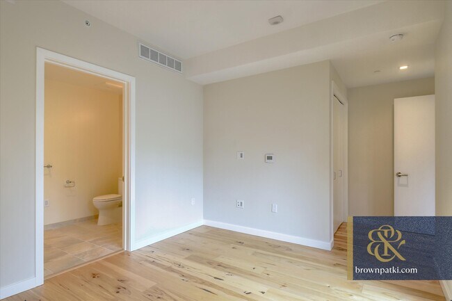 Building Photo - 1733 Powell St