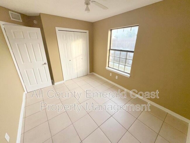 Building Photo - 875 Fairview Dr