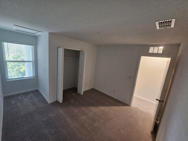 Building Photo - 717 Holly Lakes Dr