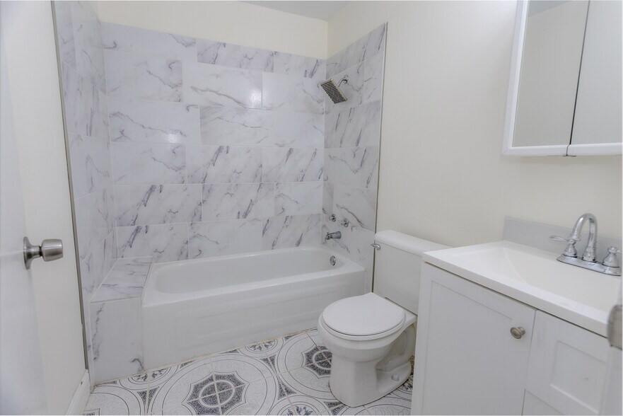 Building Photo - 1651 W 38th Pl