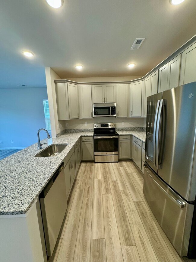 Building Photo - Beautiful, 3BR/2.5BA Townhouse in Gastonia