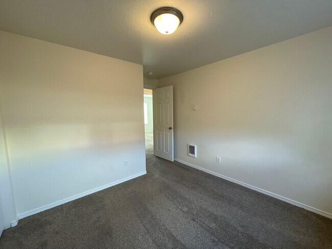 Building Photo - 822 SE Maui Ln