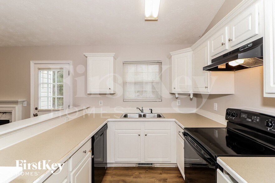 Building Photo - 8630 Bayhill Dr