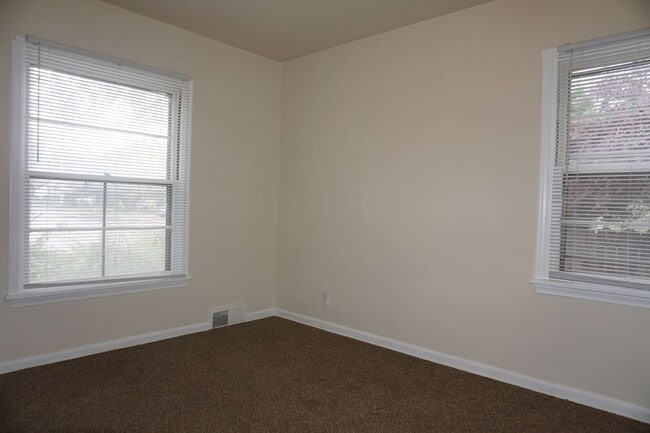 Building Photo - Upgraded 4 Bed 2 Bath Midvale Home