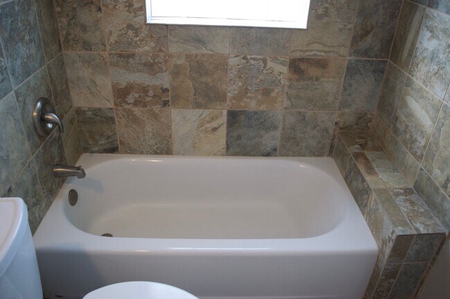 Building Photo - Conveniently Located 3 Bed 2 Bath House